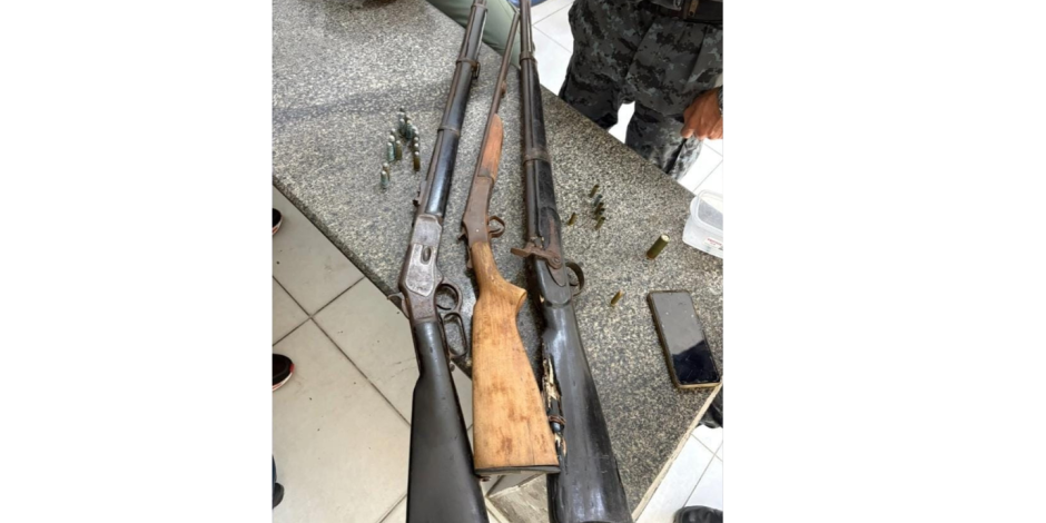 Tr&ecirc;s armas de fogo e diversas muni&ccedil;&otilde;es foram apreendidas em Olinda