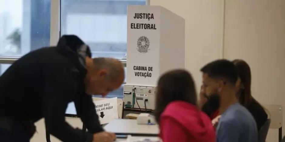 Eleitores em vota&ccedil;&atilde;o