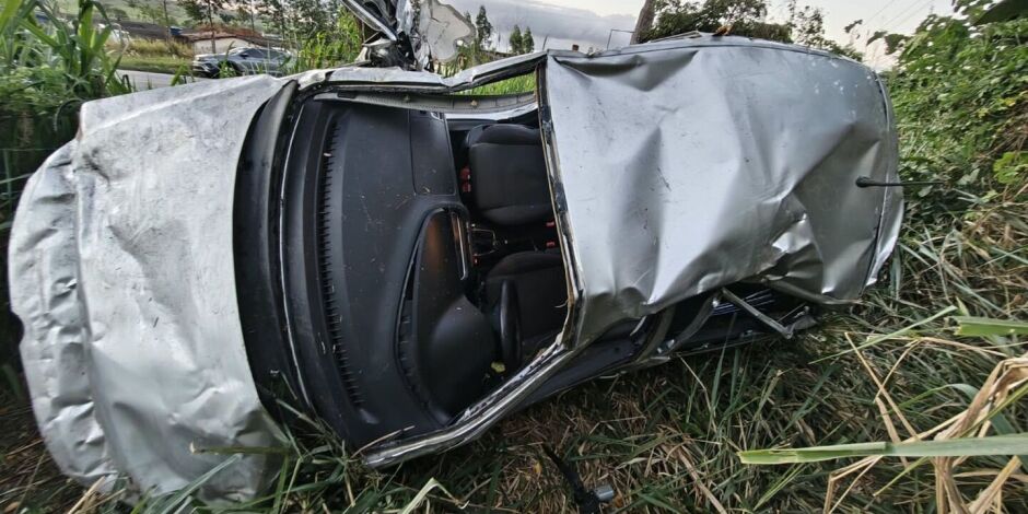 Motorista capota carro na BR-408, em Nazar&eacute; da Mata, e recusa teste do baf&ocirc;metro.