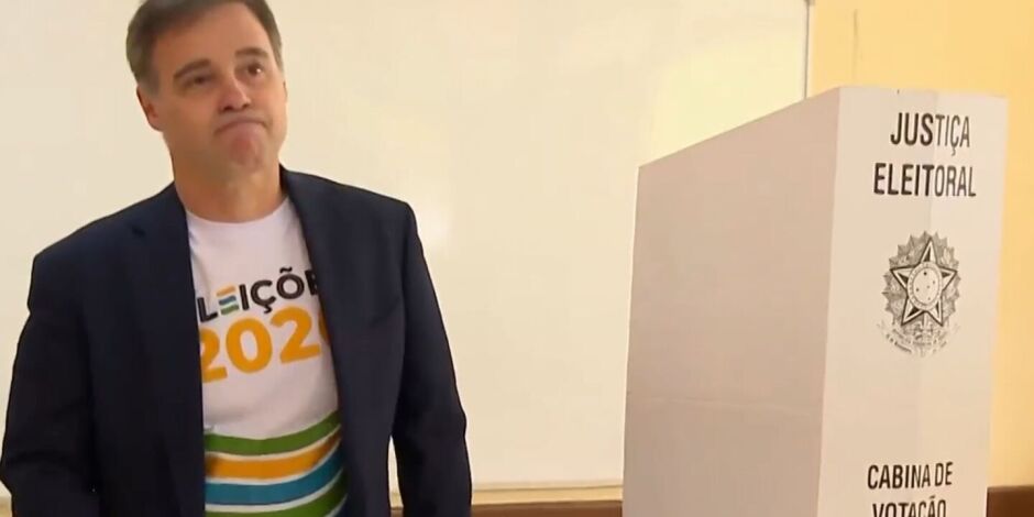Andr&eacute; Mendon&ccedil;a vota no Distrito Federla e diz que eleitor deve ser o "protagonista" nas elei&ccedil;&otilde;es.