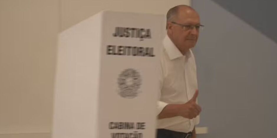 Alckmin vota em S&atilde;o Paulo e afirma que, com Lula, "salvou a democracia" ap&oacute;s tentativa de golpe.