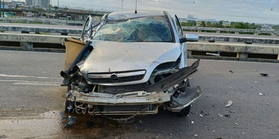 Recife: motorista morre ap&oacute;s carro colidir na traseira de caminh&atilde;o na BR-232, no Curado.
