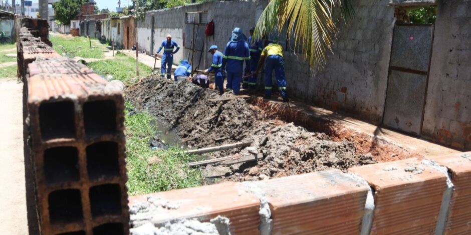 Obras de drenagem na Rua Peru avan&ccedil;am e preparam via para receber pavimenta&ccedil;&atilde;o em Paulista.