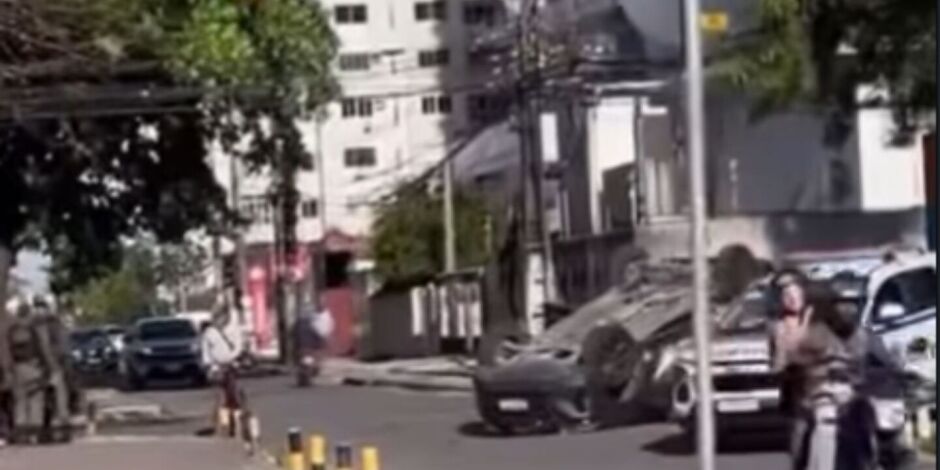 Recife: carro capota ap&oacute;s colis&atilde;o com outro ve&iacute;culo no bairro de Candeias, em Jaboat&atilde;o.