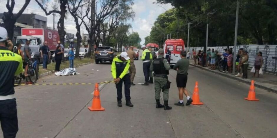 Recife: motociclista e pedestre morrem ap&oacute;s colis&atilde;o no cruzamento da Avenida Abdias de Carvalho.