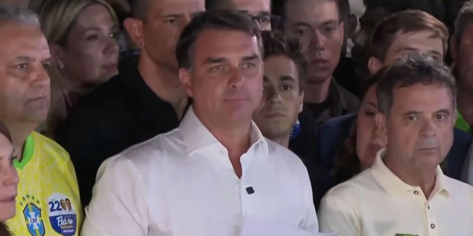 Fl&aacute;vio Bolsonaro n&atilde;o reconhece derrota para Lula e promete pedir anula&ccedil;&atilde;o das elei&ccedil;&otilde;es.