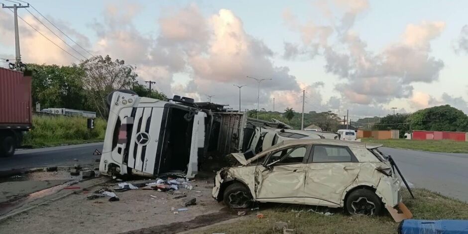 Caminh&atilde;o-cegonha tomba na BR-101, em Paulista, e deixa motorista ferido.
