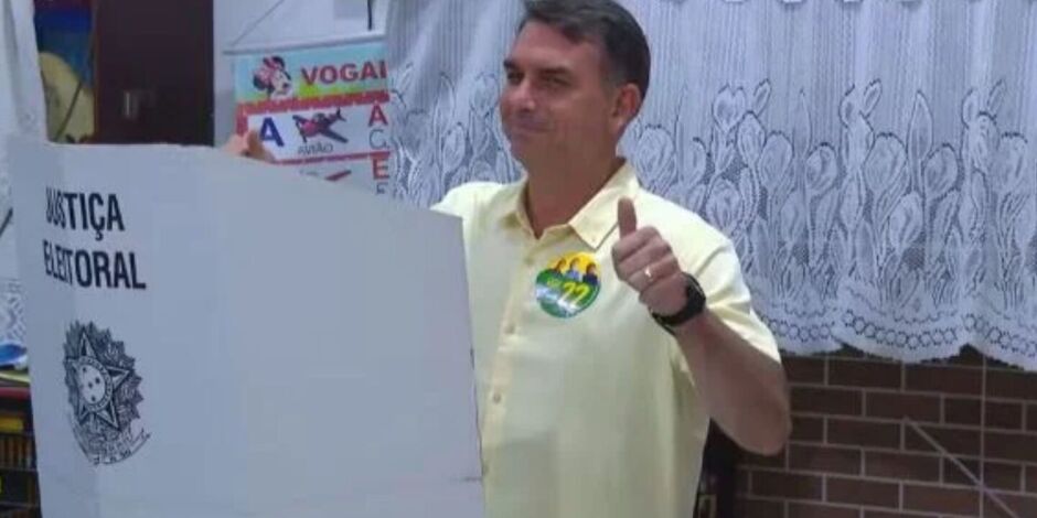 Fl&aacute;vio Bolsonaro vota em Vila Isabel, na Zona Norte do Rio, no 1&ordm; turno das elei&ccedil;&otilde;es.