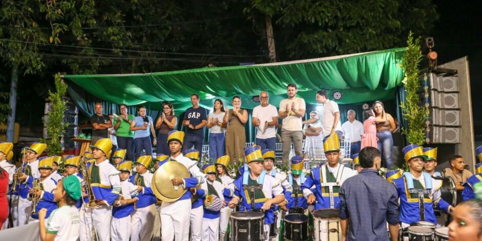Desfile c&iacute;vico re&uacute;ne escolas e bandas marciais em Cruz de Rebou&ccedil;as, em Igarassu.