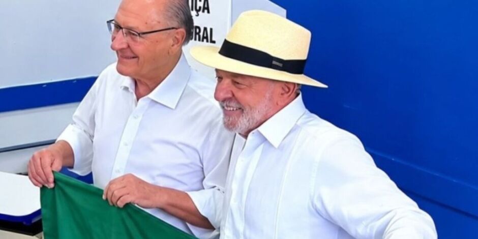 Lula vota em S&atilde;o Bernardo do Campo ao lado de aliados no 1&ordm; turno das elei&ccedil;&otilde;es.