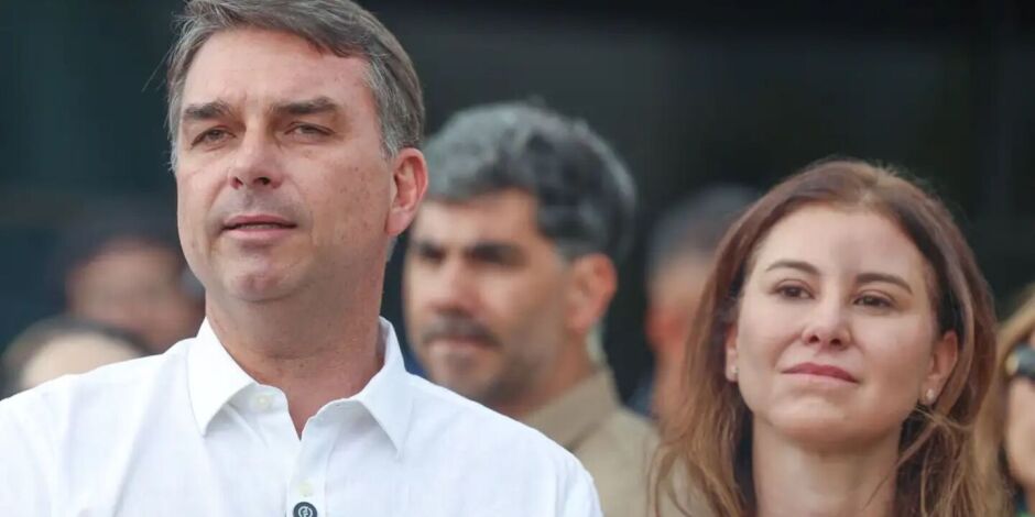 Fl&aacute;vio Bolsonaro ao lado da esposa.