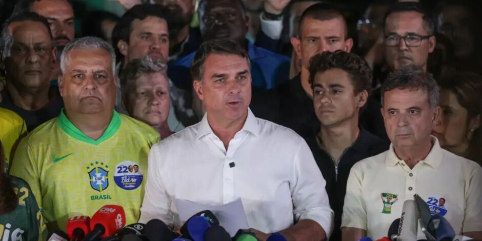 Fl&aacute;vio Bolsonaro ao lado de aliados ap&oacute;s resultado nas Elei&ccedil;&otilde;es 2026.