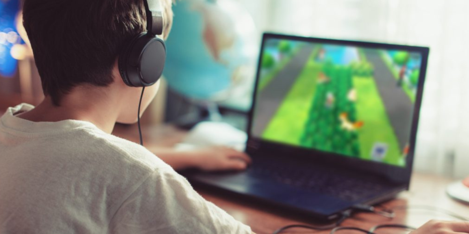 Crian&ccedil;a joga em computador