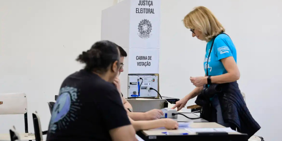 Eleitora votando