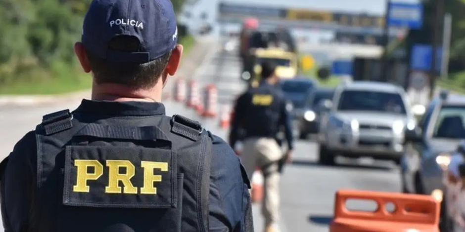 Agentes da PRF em fiscaliza&ccedil;&atilde;o nas estradas