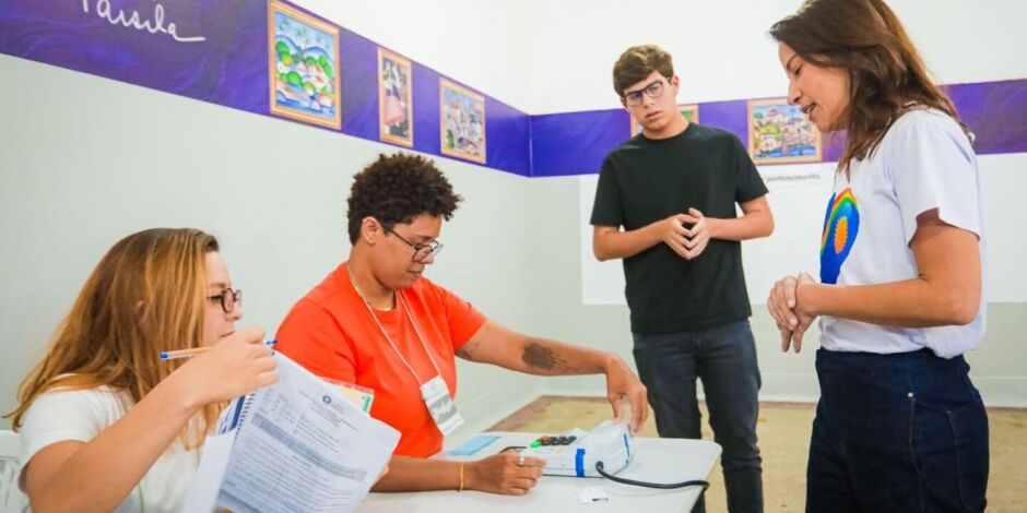 Governadora reeleita Raquel Lyra vota em Caruaru.
