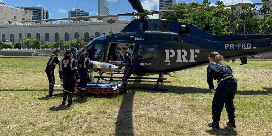Homem &eacute; resgatado de helic&oacute;ptero.