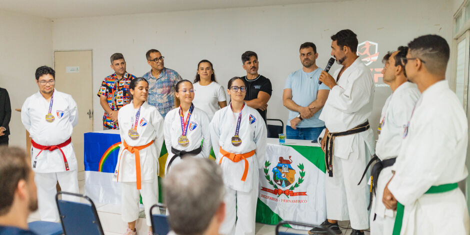 Atletas de Bezerros conquistam 29 medalhas em campeonato mundial de karat&ecirc;.
