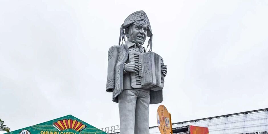 Escultura de Luiz Gonzaga no P&aacute;tio de Eventos de Caruaru.