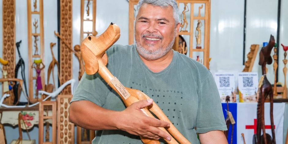 O artista Marcos de Sert&acirc;nia exibe uma de suas esculturas em madeira.
