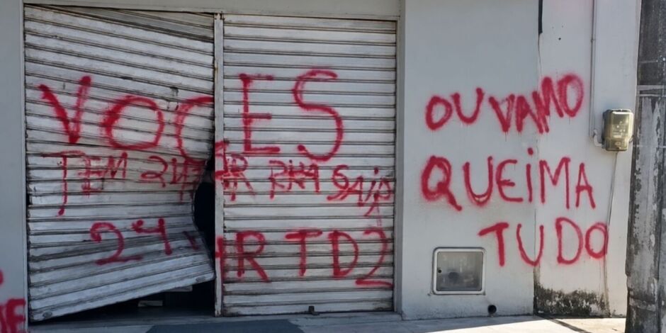 Amea&ccedil;as foram pichadas em um estabelecimento que teve entrada arrombada.