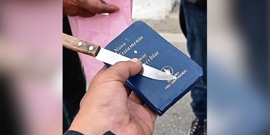 O exemplar, popularmente chamado de Novo Testamento, impediu que a v&iacute;tima se ferisse na a&ccedil;&atilde;o criminosa.