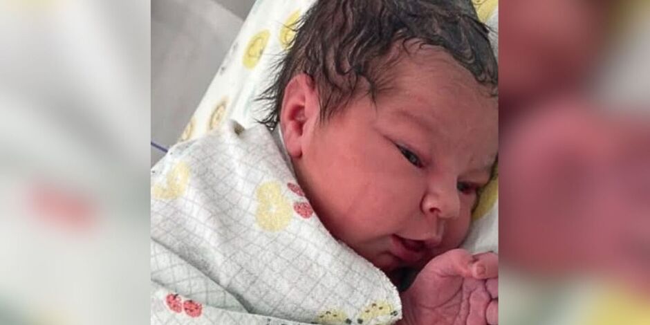 A menina recebeu o nome de Maria Helena.