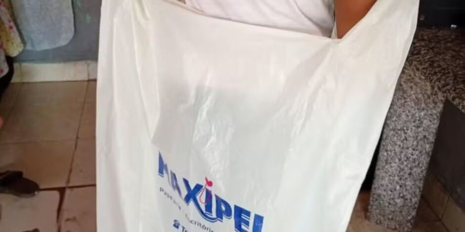 Segundo a m&atilde;e, a unidade informou que n&atilde;o havia fraldas e roupas dispon&iacute;veis para trocar o menino.