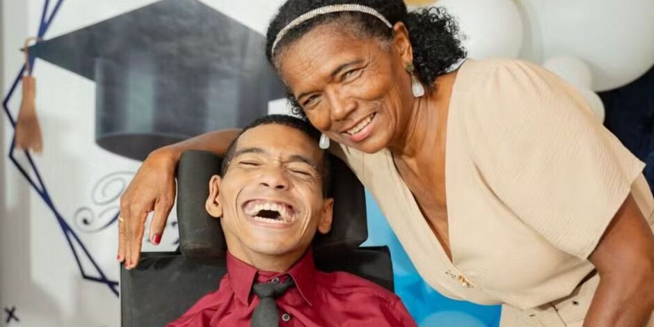 Daniel Ant&ocirc;nio e a professora Ana Maria, que lutou pela inclus&atilde;o do estudante.