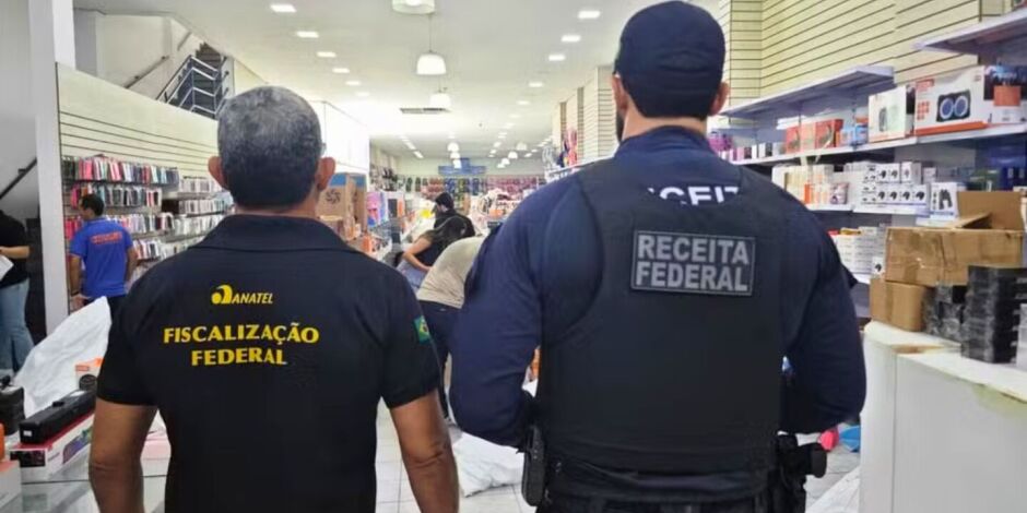Equipes da Receita Federal e Anatel em Petrolina.