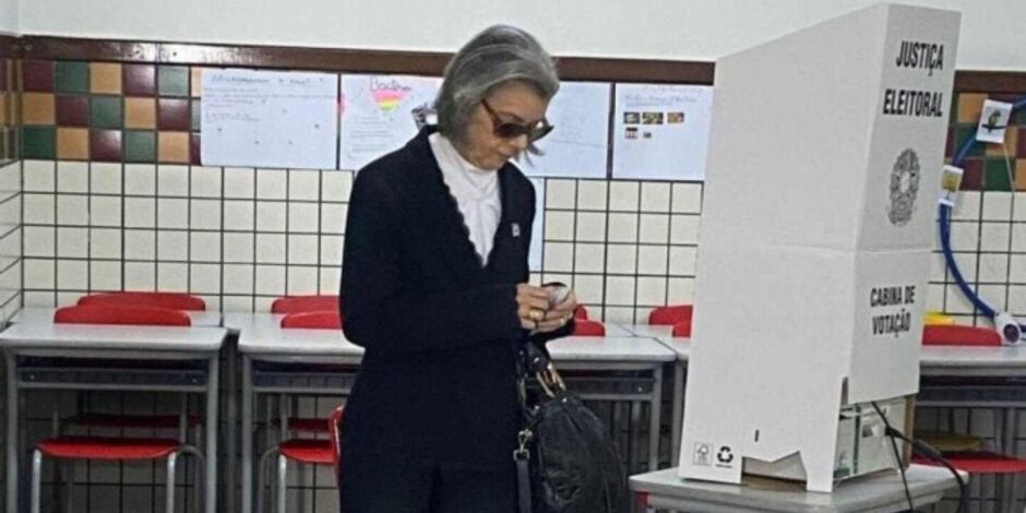 Ministra Carm&eacute;n L&uacute;cia vota em Belo Horizonte.