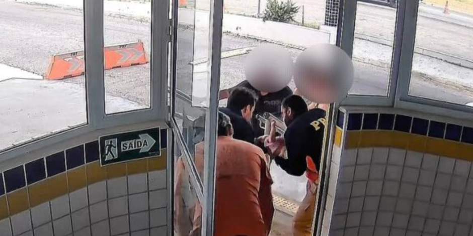 Policiais salvam beb&ecirc; engasgada