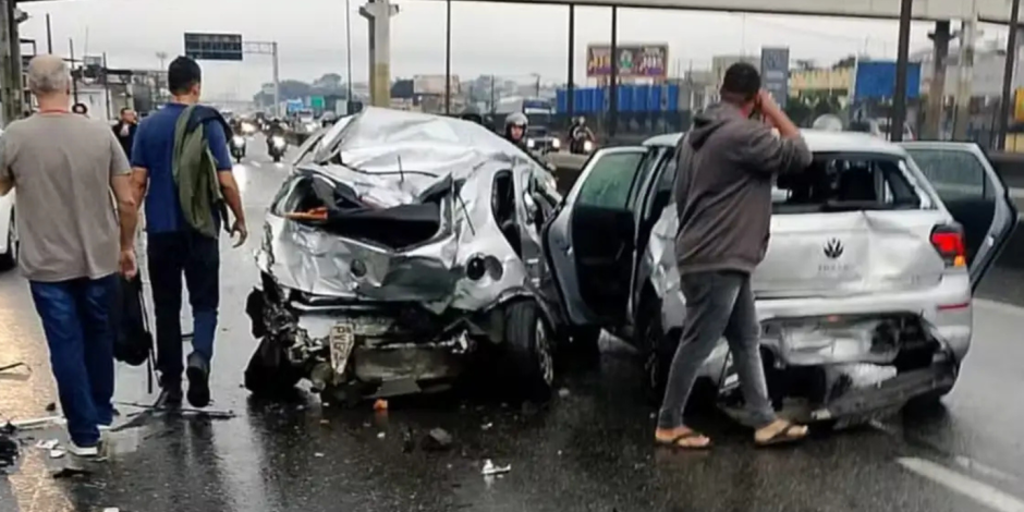 Motorista infarta e engavetamento de 20 ve&iacute;culos deixa feridos no Rio