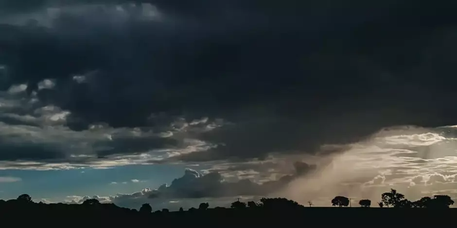C&eacute;u fechado , alerta de tempestade 