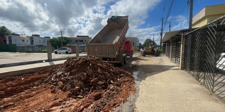 Obras de terraplanagem no bairro de Jaguaribe em Paulista