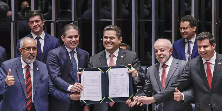 Fim da escala 6x1: Congresso promulga emenda e prev&ecirc; escala 5x2 em 60 dias.