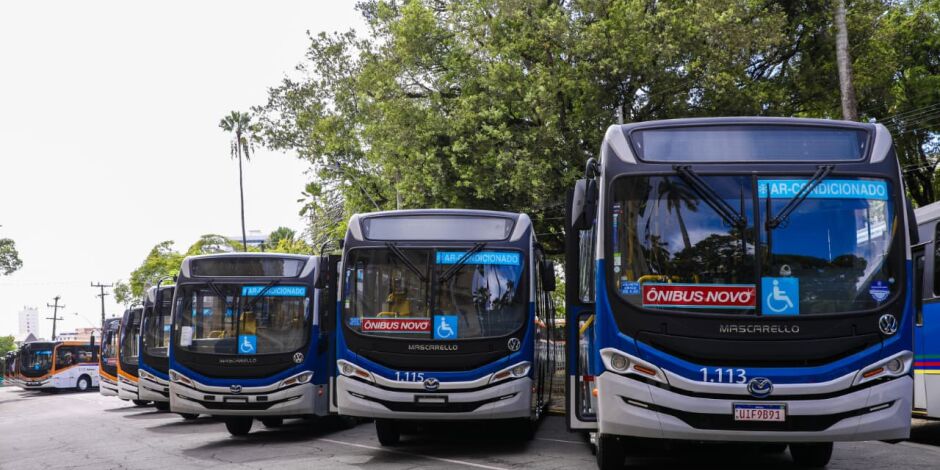 Governo de Pernambuco entrega 100 novos &ocirc;nibus climatizados a RMR