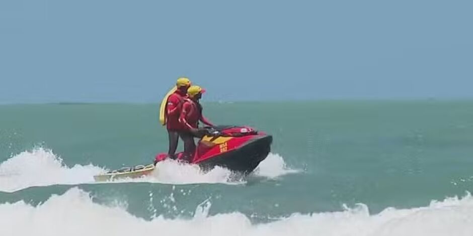 Bombeiros fazem buscas no mar de Boa Viagem, por trabalhar desaparecido ap&oacute;s entrar na &aacute;gua.