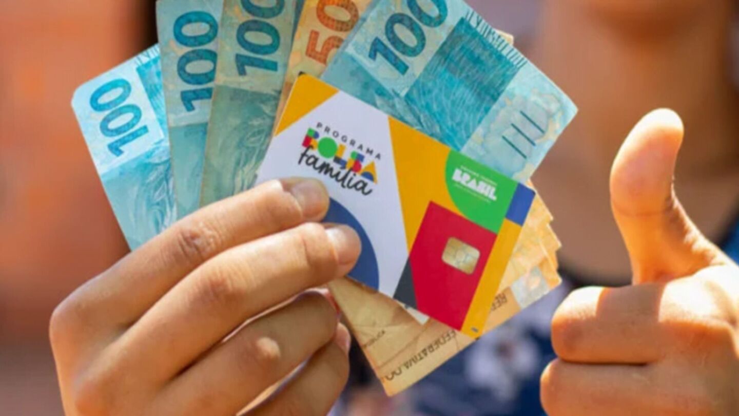 Dinheiro e cartão do Bolsa Família.