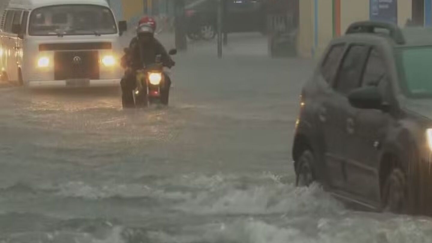Ruas alagas no Grande Recife.