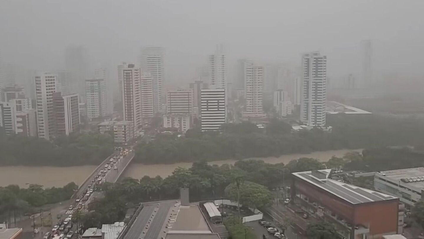 Cidade do Recife em dia de chuva.