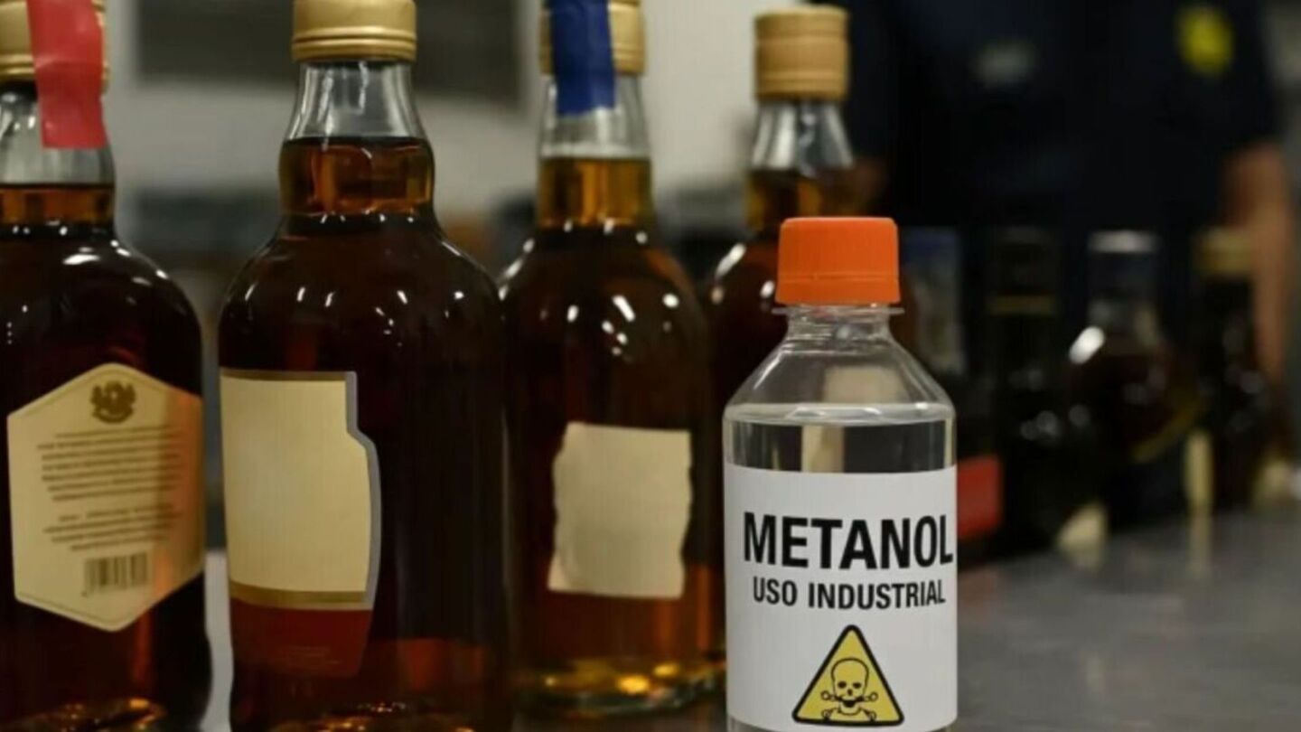 Bebidas e frasco de metanol.