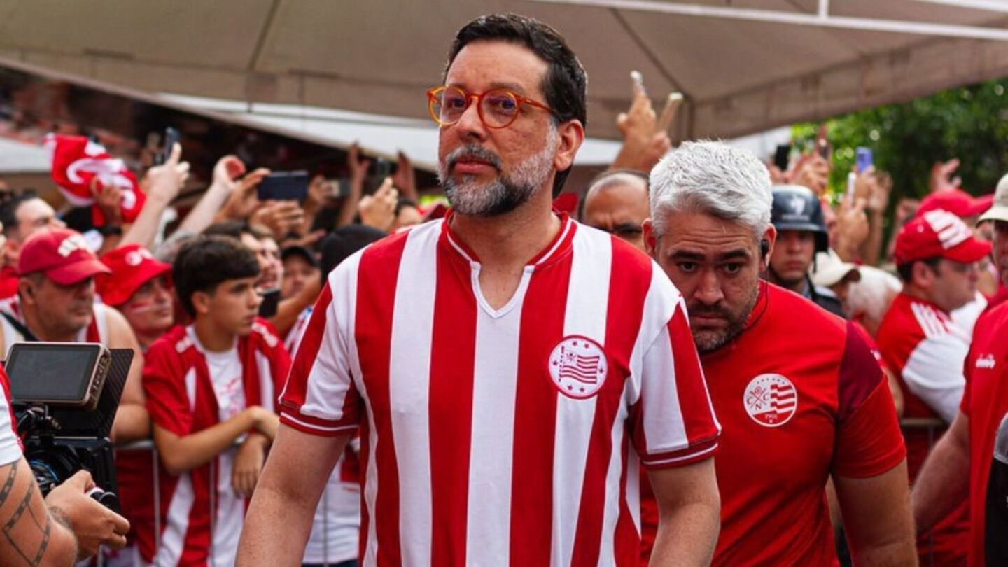Bruno Becker com camisa do Náutico nos Aflitos. 