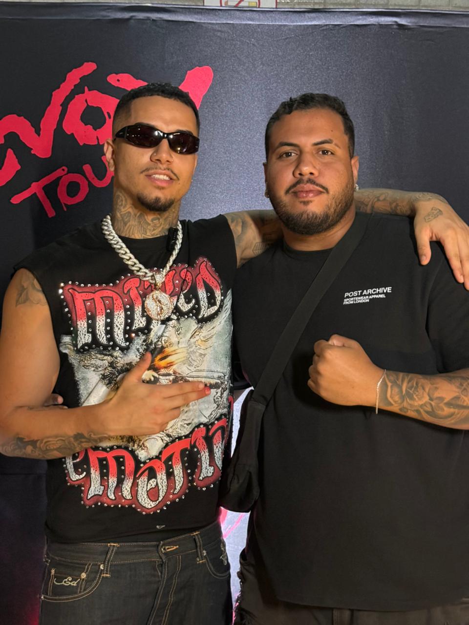 Veigh e Pedão Repórter durante a EVOM Tour.