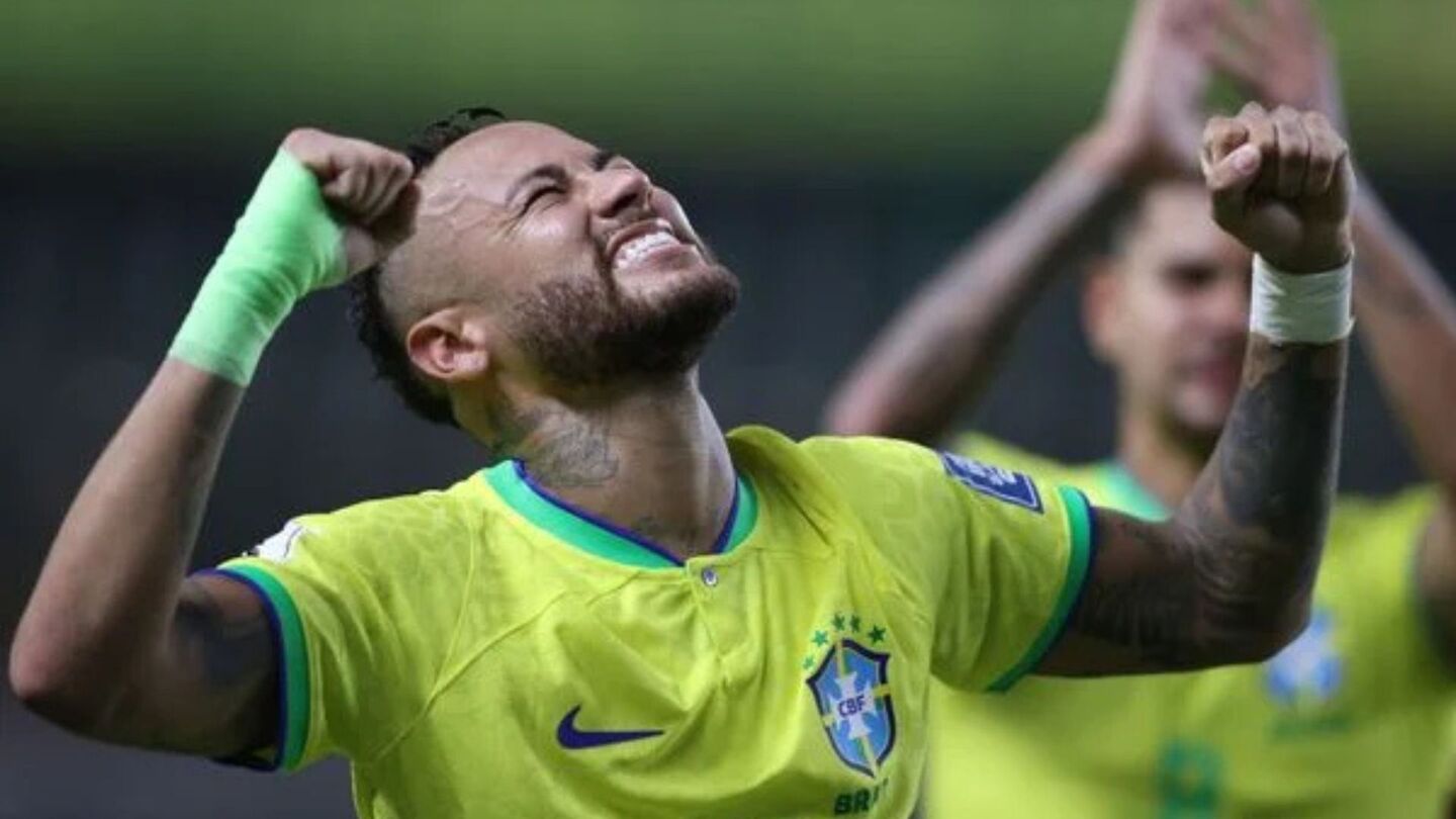 Neymar comemorando gol com a camisa da Seleção Brasileira no Mangueirão.