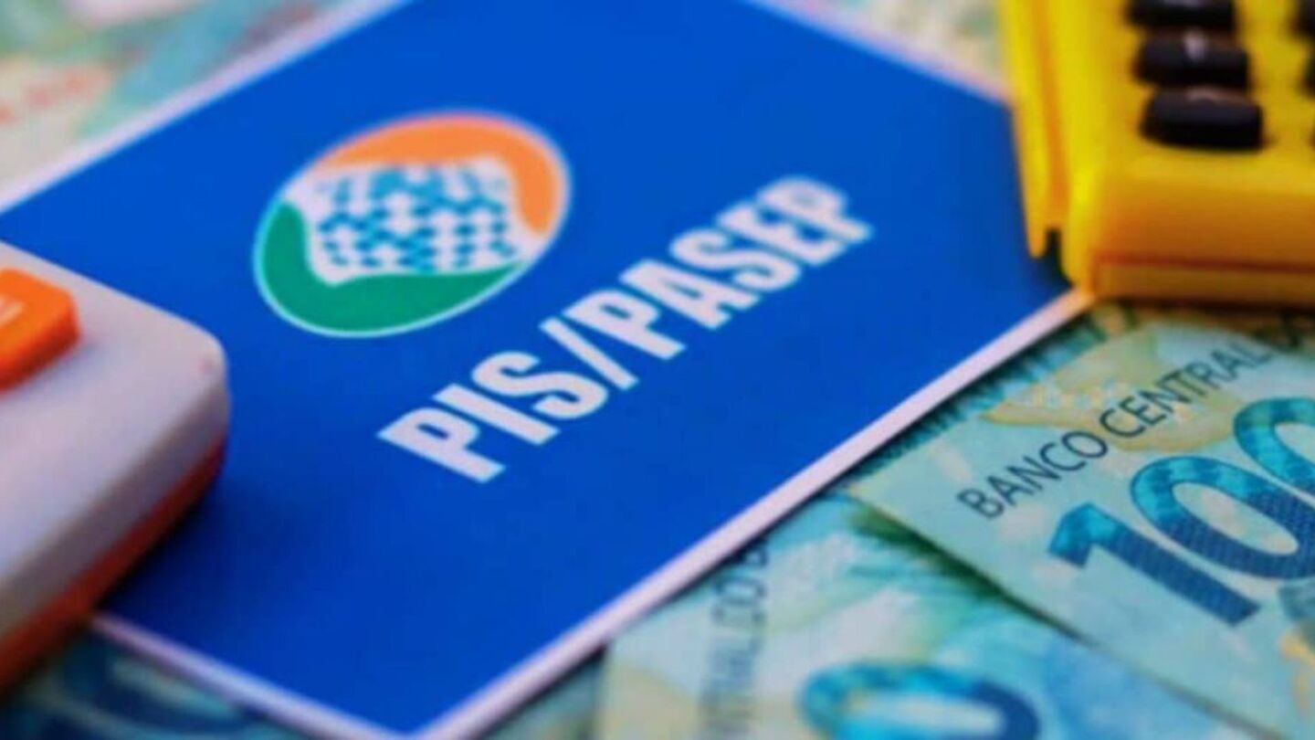 Cartão do PIS/Pasep com dinheiro em volta.