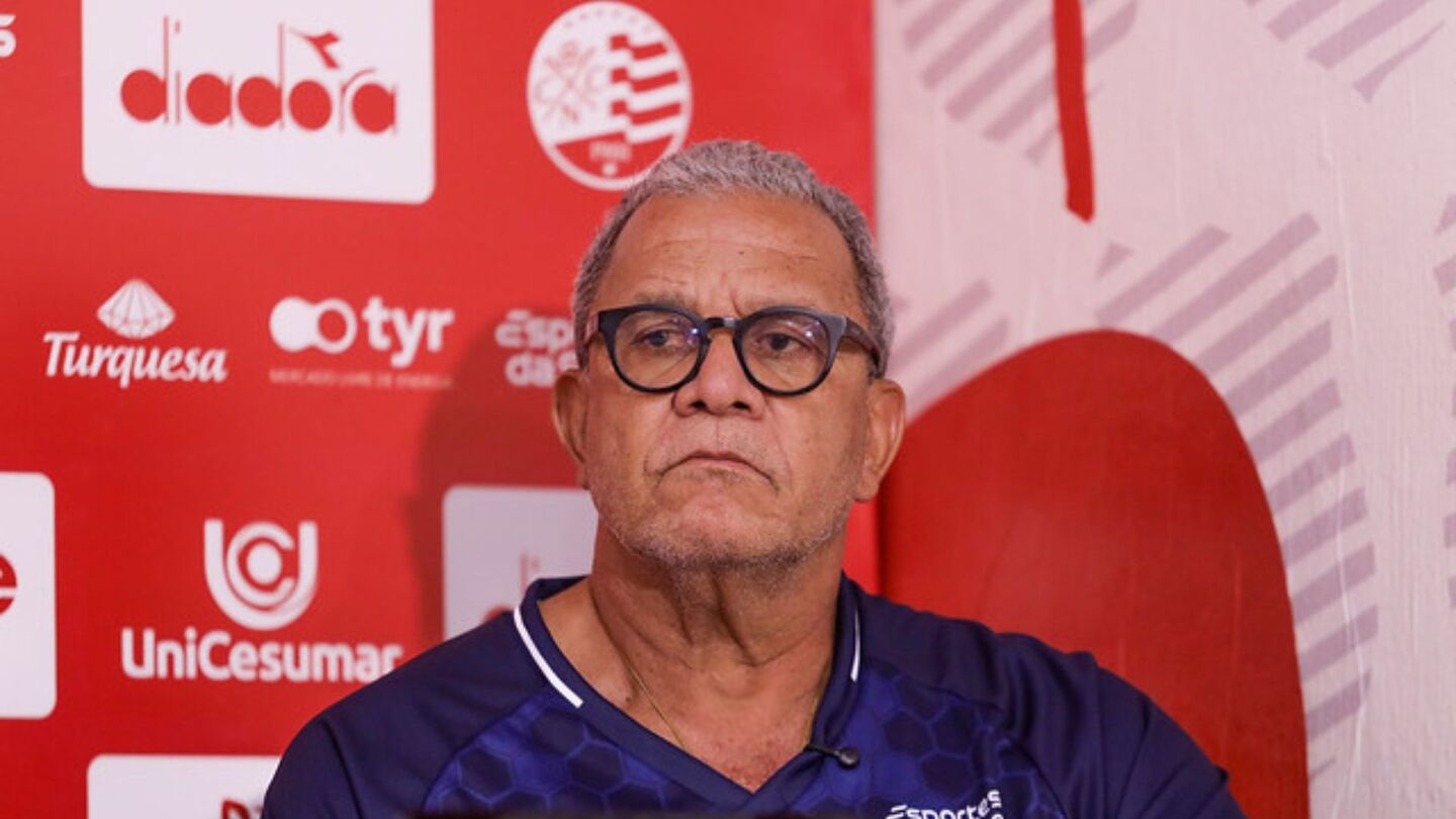 Hélio dos Anjos está pressionado no cargo.