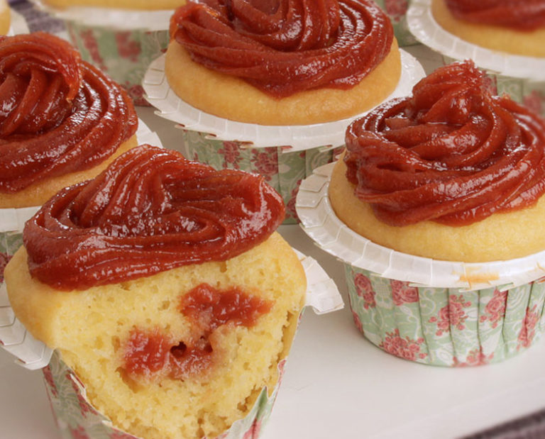 Cupcake de milho com goiabada e doce de leite.