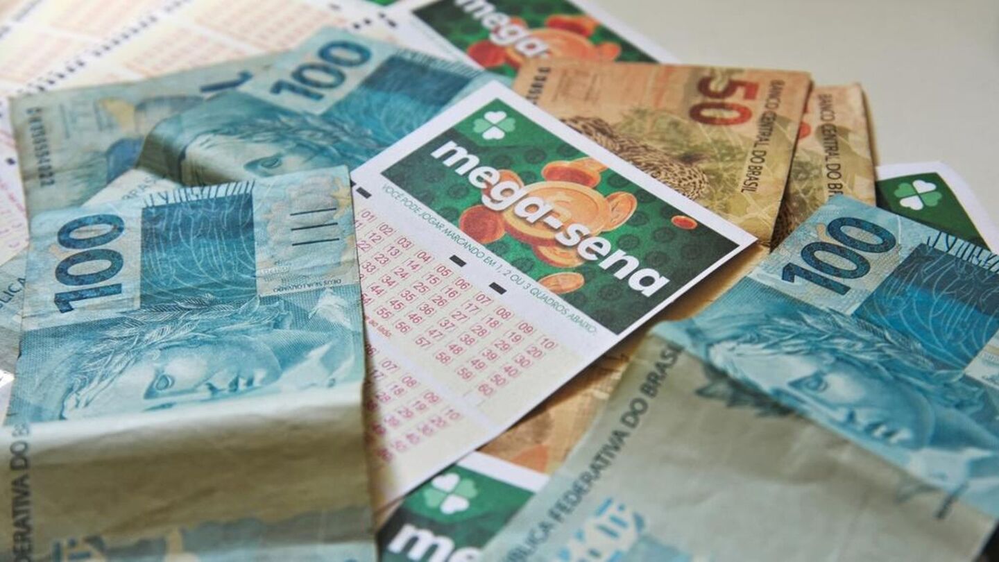 Cartelas da Mega-Sena e dinheiro.