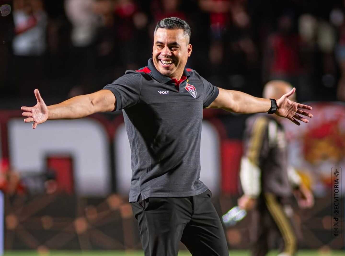 Jair Ventura comemorando classificação na Copa do Brasil.